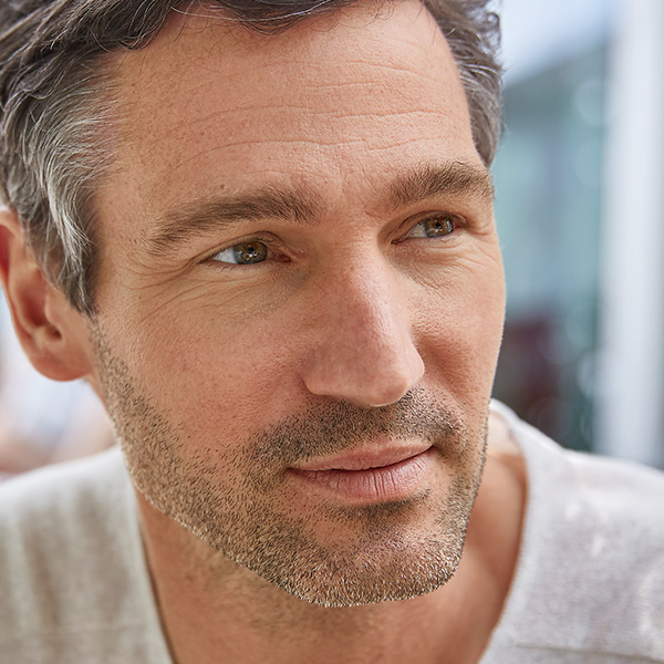 Mann blickt zur Seite