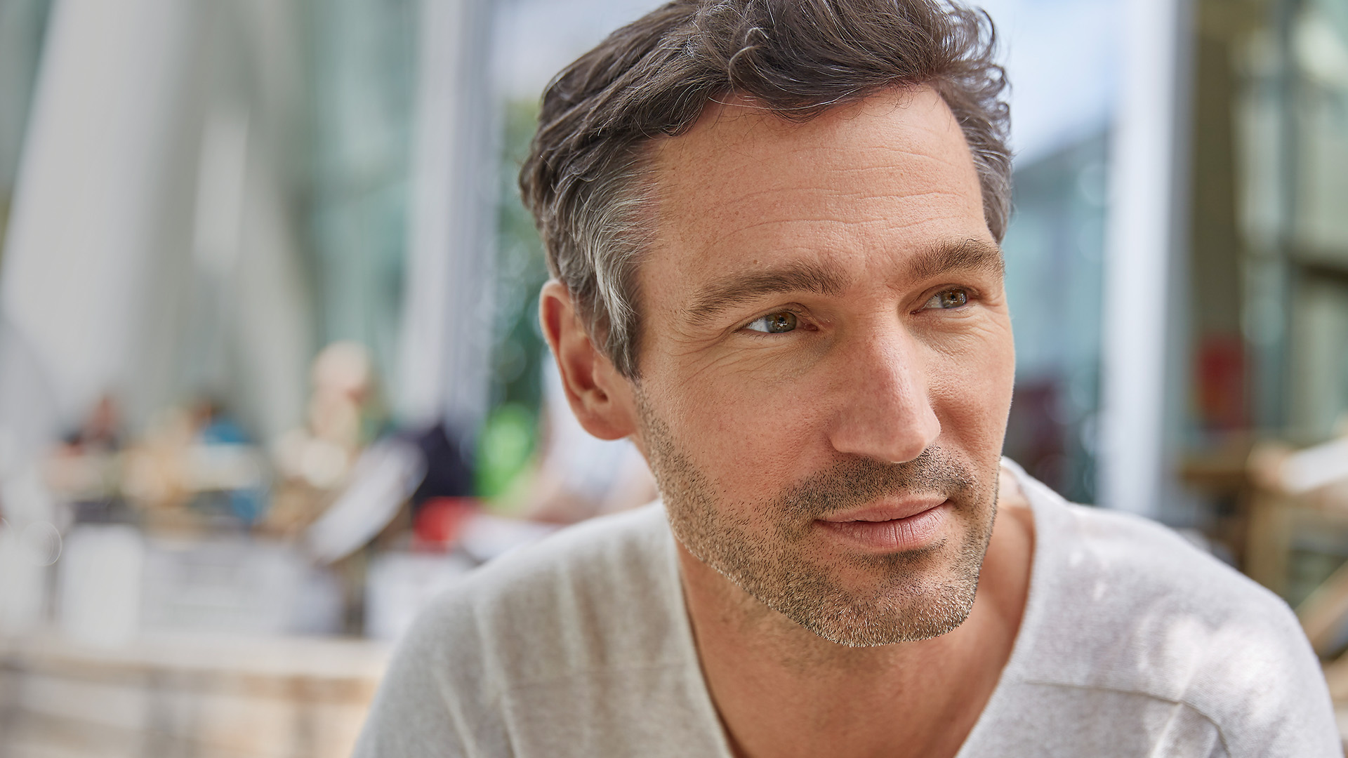 Mann blickt zur Seite