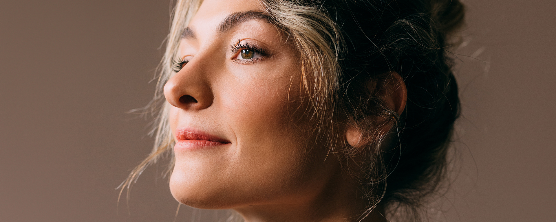 Natürlich strahlende Frau im warmen Licht