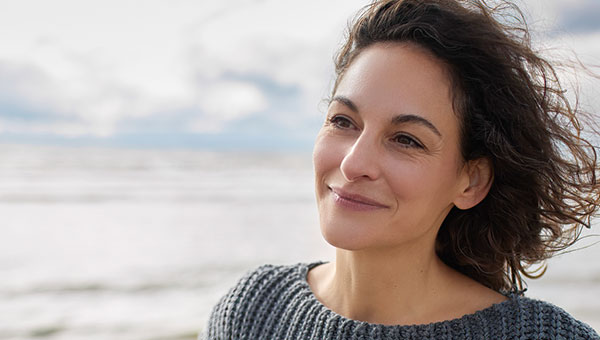 Frau in Wind am Strand