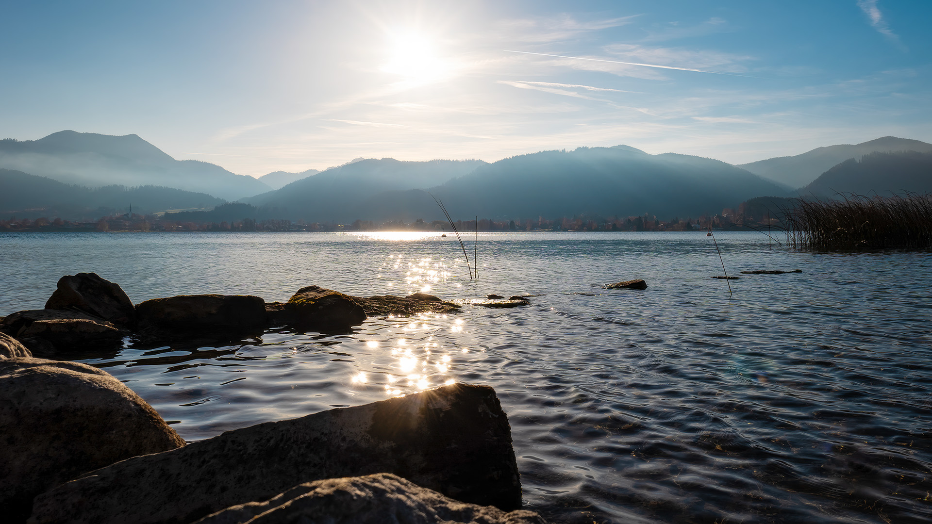 Blick über den Tegernsee bei Sonnenaufgang mit Bergpanorama 